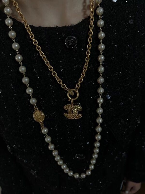 #100 A fashionable and high-end versatile necklace with a unique designer style, featuring pearls and a retro court-style necklace