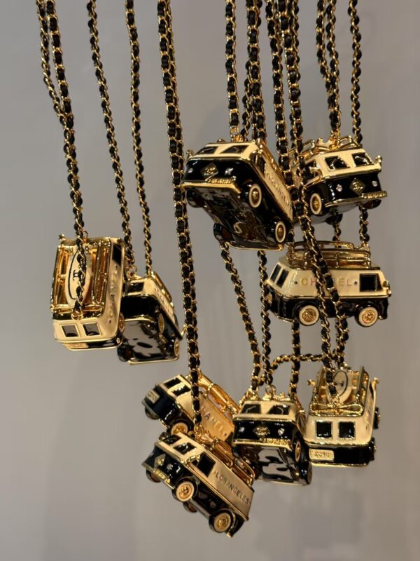 #110 A fashionable and high-end versatile necklace, a unique designer necklace with a small car design - Image 3