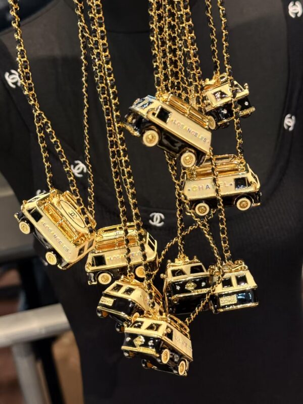 #110 A fashionable and high-end versatile necklace, a unique designer necklace with a small car design - Image 2
