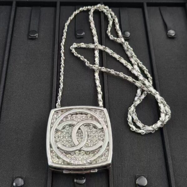 #111 Fashion High-End Retro Palace Style Small Bag-Shaped Necklace Personalized Designer Necklace