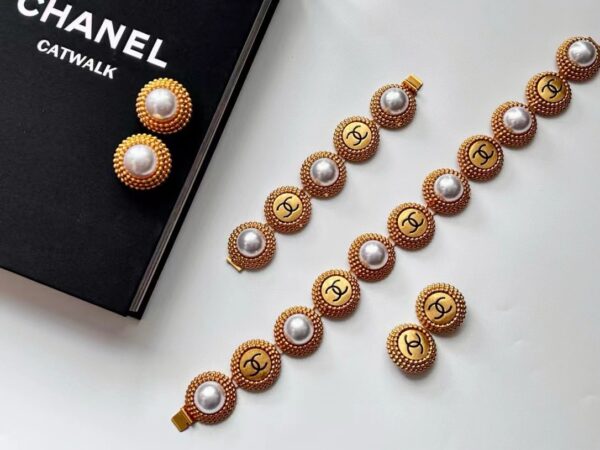 #95 Fashionable and high-end, versatile earrings, personalized designer earrings, ear clips, retro court-style ear clips and earrings - Image 3