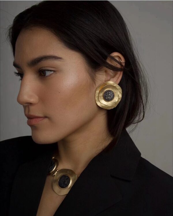 #103 Fashionable and high-end, versatile earrings, personalized designer style, exaggerated retro court style pearl earrings and necklace - Image 3