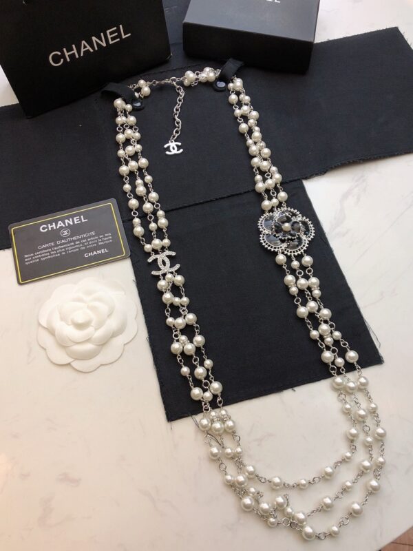 #137 A fashionable, simple and high-end pearl necklace with a long floral design and a retro style - Image 2