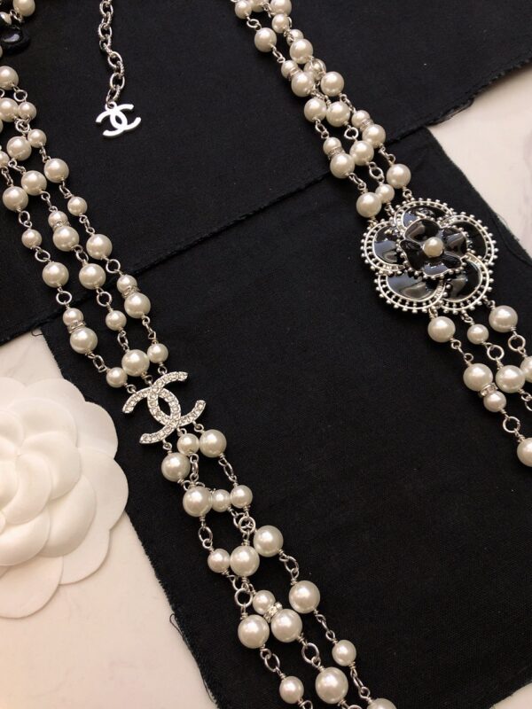 #137 A fashionable, simple and high-end pearl necklace with a long floral design and a retro style - Image 3