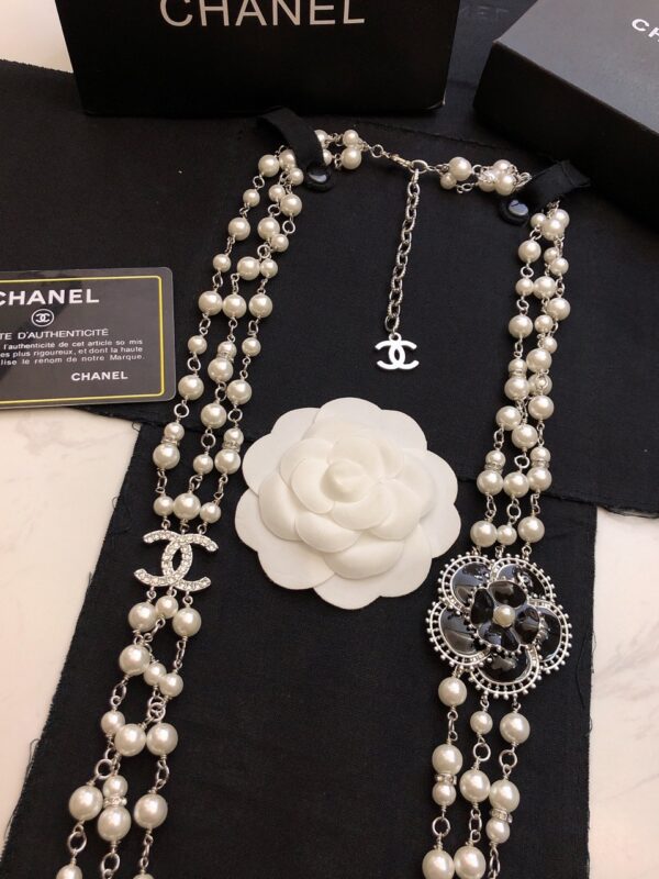 #137 A fashionable, simple and high-end pearl necklace with a long floral design and a retro style - Image 4
