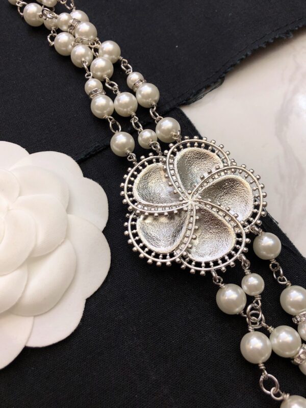 #137 A fashionable, simple and high-end pearl necklace with a long floral design and a retro style - Image 5
