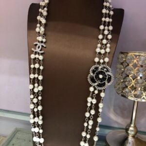 #137 A fashionable, simple and high-end pearl necklace with a long floral design and a retro style
