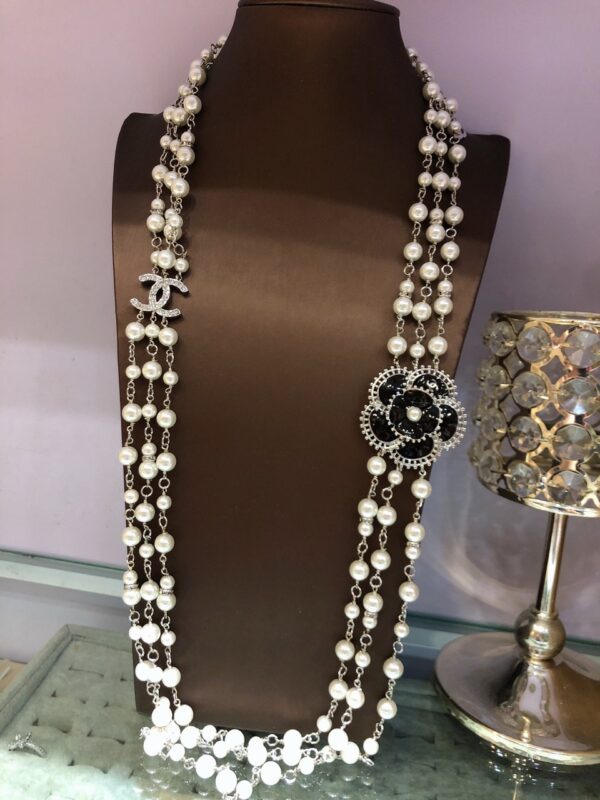 #137 A fashionable, simple and high-end pearl necklace with a long floral design and a retro style