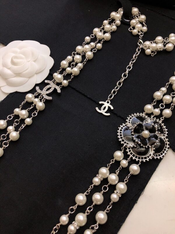 #137 A fashionable, simple and high-end pearl necklace with a long floral design and a retro style - Image 8