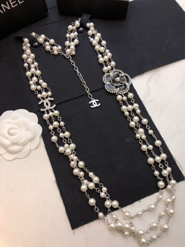 #137 A fashionable, simple and high-end pearl necklace with a long floral design and a retro style - Image 9