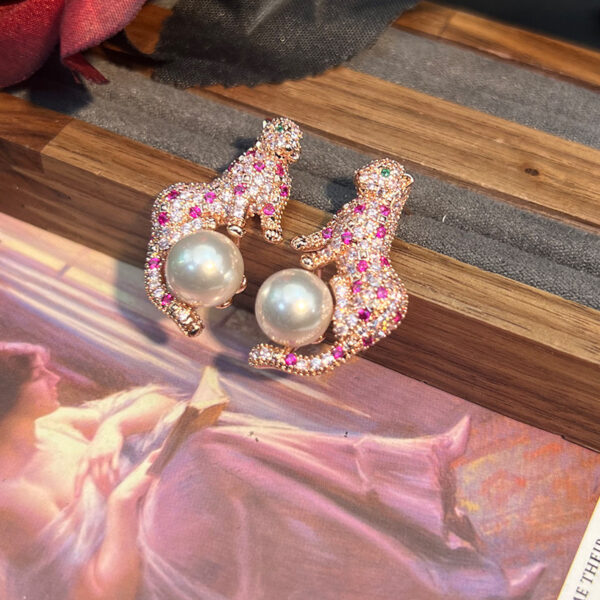 #72 New leopard head pearl earrings from Europe and America, with zircon inlays, exaggerated and individual design, exuding a sense of high-end fashion and elegant stud earrings - Image 2