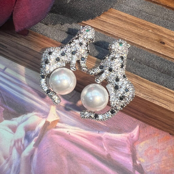 #72 New leopard head pearl earrings from Europe and America, with zircon inlays, exaggerated and individual design, exuding a sense of high-end fashion and elegant stud earrings - Image 3