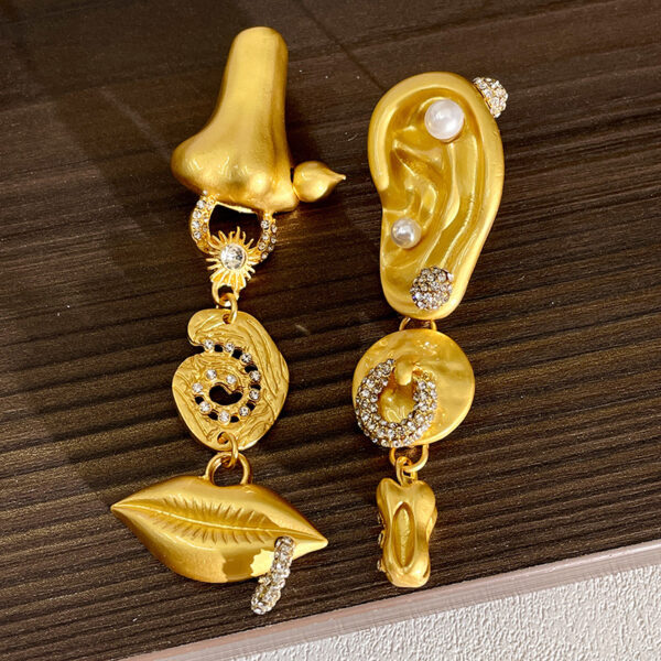 #2232 Vintage fashion high-grade French high-grade gold nose mouth ear expression earrings niche European and American exaggerated earrings