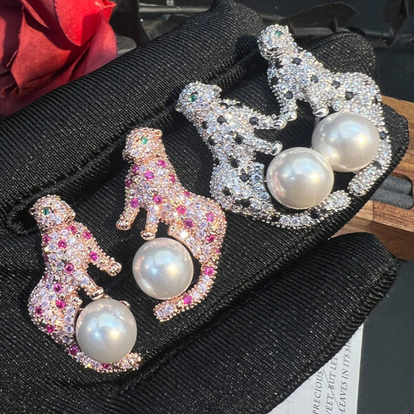 #72 New leopard head pearl earrings from Europe and America, with zircon inlays, exaggerated and individual design, exuding a sense of high-end fashion and elegant stud earrings