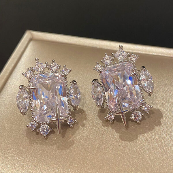 #76 New European and American creative design, simple and elegant, star-studded ear studs, popular silver needle, cold style, large gemstone star, high-end and personalized earrings