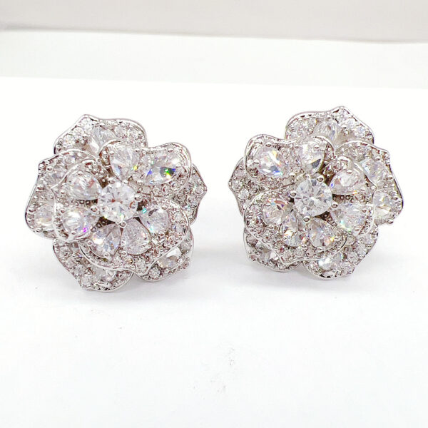 #82 Super sparkling zircon flower earrings, fashionable stud earrings, niche design, high-end feel, light luxury, silver needle earrings, elegant and versatile, designer earrings