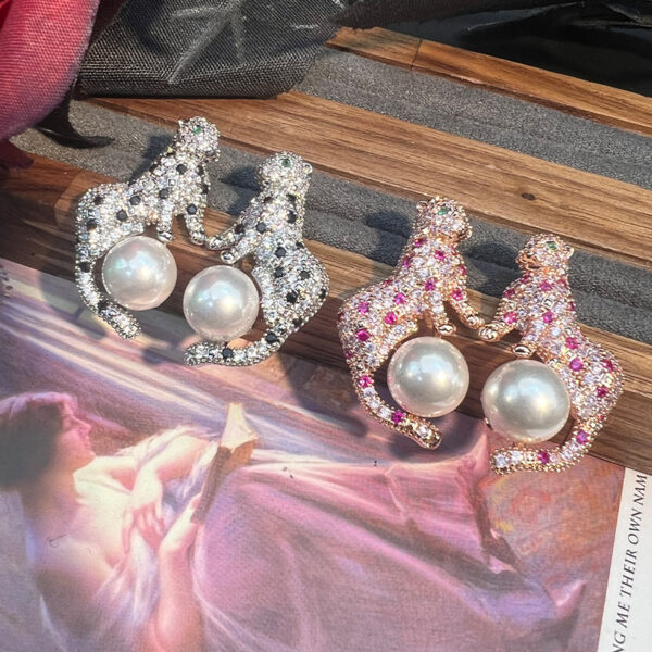 #72 New leopard head pearl earrings from Europe and America, with zircon inlays, exaggerated and individual design, exuding a sense of high-end fashion and elegant stud earrings - Image 5