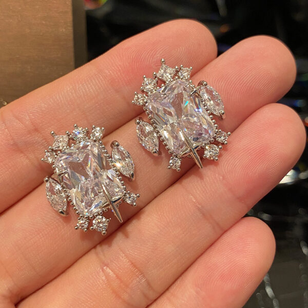 #76 New European and American creative design, simple and elegant, star-studded ear studs, popular silver needle, cold style, large gemstone star, high-end and personalized earrings - Image 3