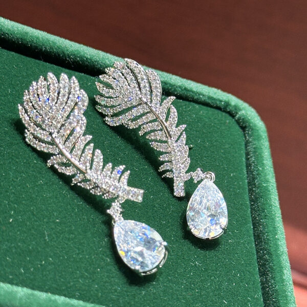 #79 New feather and diamond drop pendant earrings with long tassels S925 and silver needle dynamic tassels, featuring a retro and exaggerated European and American court style