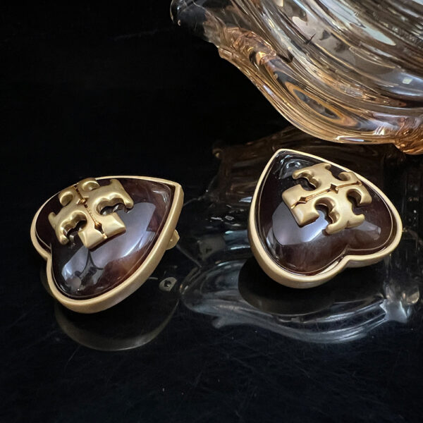 #71 European and American creative design earring earrings without ear piercings, a niche copper-plated real gold style, versatile, light luxury design, heart-shaped retro earring earrings - Image 5