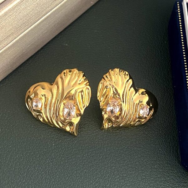 #2082 Vintage glass grape vine round ear clip earrings, niche, high-end, fashionable, exaggerated earrings for women  New brass antique style pounding pattern heart inlaid zircon asymmetrical earrings fashionable vintage earrings for women - Image 7