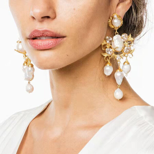 #2351 Fashionable Baroque natural pearl brass plated with 22K gold, court retro exaggerated ear clip, personalized niche earrings for women - Image 4