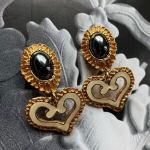 #117 Fashionable and high-end court-style earrings: Retro, versatile, and uniquely designed white heart-shaped earrings