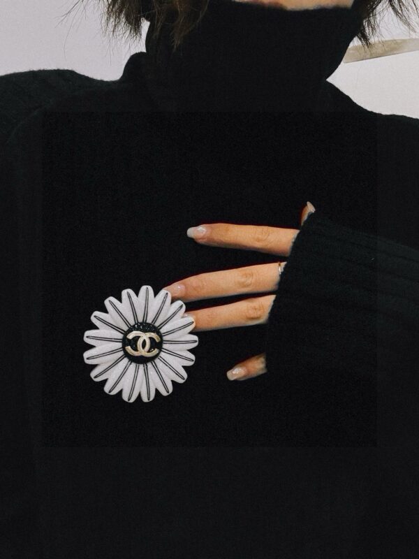 #116 Fashionable and high-end court-style earrings: Retro, versatile, and uniquely designed Daisy earrings - Image 2