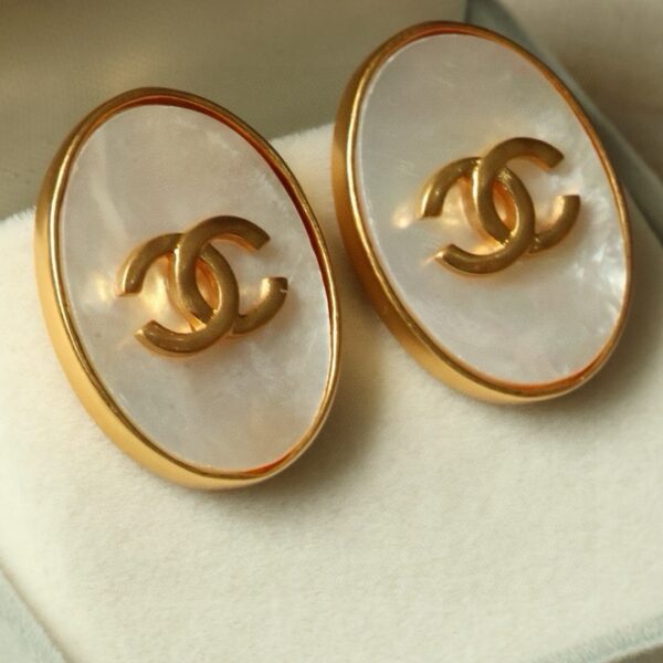 #113 Fashionable and high-end court-style earrings: Retro, versatile, and uniquely designed shell earrings - Image 2