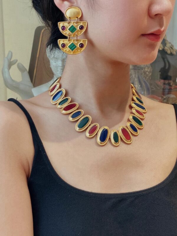 #115 Fashionable and high-end court-style necklace, a retro, versatile and personalized design necklace