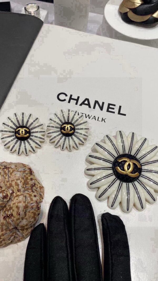 #116 Fashionable and high-end court-style earrings: Retro, versatile, and uniquely designed Daisy earrings - Image 3