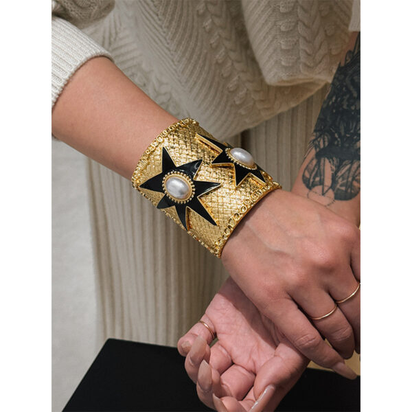 #147 Fashionable and high-end bracelet with retro, exaggerated and individualistic design, court-style bracelet - Image 3