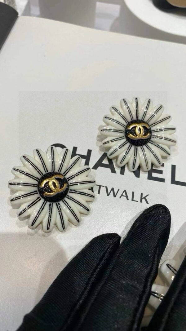 #116 Fashionable and high-end court-style earrings: Retro, versatile, and uniquely designed Daisy earrings - Image 4