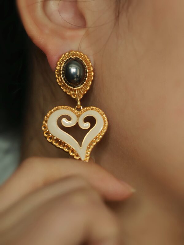 #117 Fashionable and high-end court-style earrings: Retro, versatile, and uniquely designed white heart-shaped earrings - Image 4