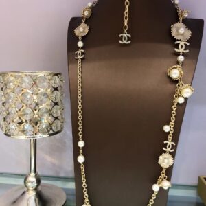 #121 Fashionable, simple and high-end necklace, retro light luxury style necklace, flower-shaped, personalized design necklace, pearl elegant necklace