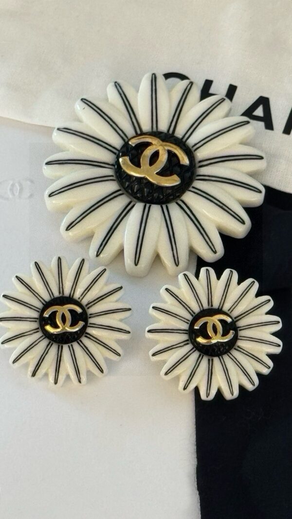 #116 Fashionable and high-end court-style earrings: Retro, versatile, and uniquely designed Daisy earrings