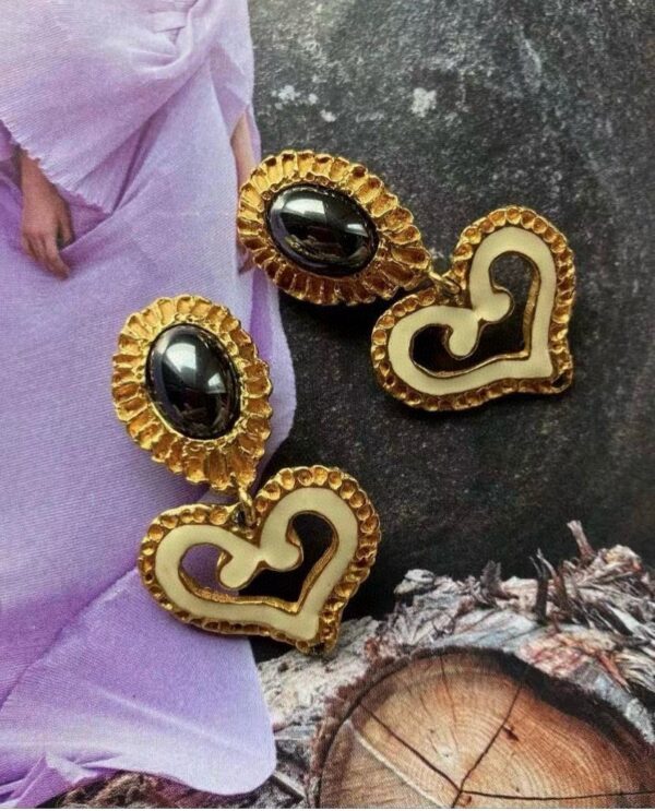 #117 Fashionable and high-end court-style earrings: Retro, versatile, and uniquely designed white heart-shaped earrings - Image 5