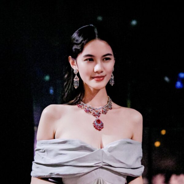 #145 Fashionable and high-end banquet necklace, exaggerated and individual design, court-style necklace