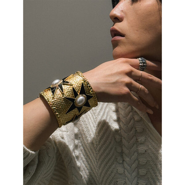 #147 Fashionable and high-end bracelet with retro, exaggerated and individualistic design, court-style bracelet - Image 4