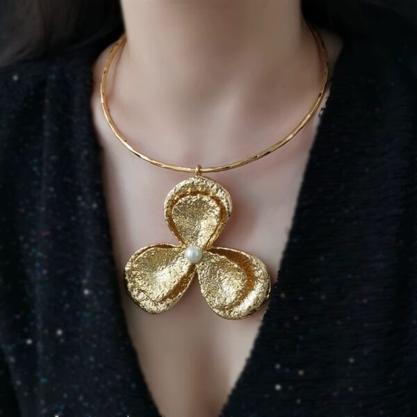 #148 Fashionable and high-end necklace, retro, exaggerated and individual design, court-style petal collar, earrings and necklace