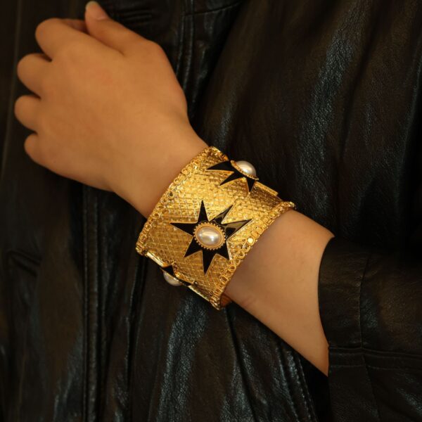 #147 Fashionable and high-end bracelet with retro, exaggerated and individualistic design, court-style bracelet