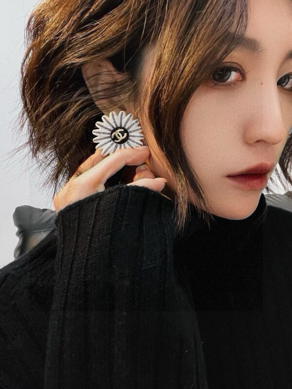 #116 Fashionable and high-end court-style earrings: Retro, versatile, and uniquely designed Daisy earrings - Image 6
