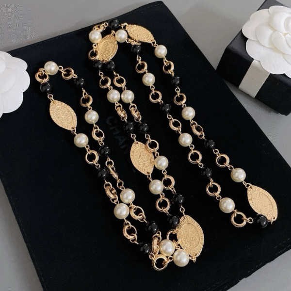 #112 Fashionable and high-end court-style necklace, a retro, versatile and uniquely designed long necklace