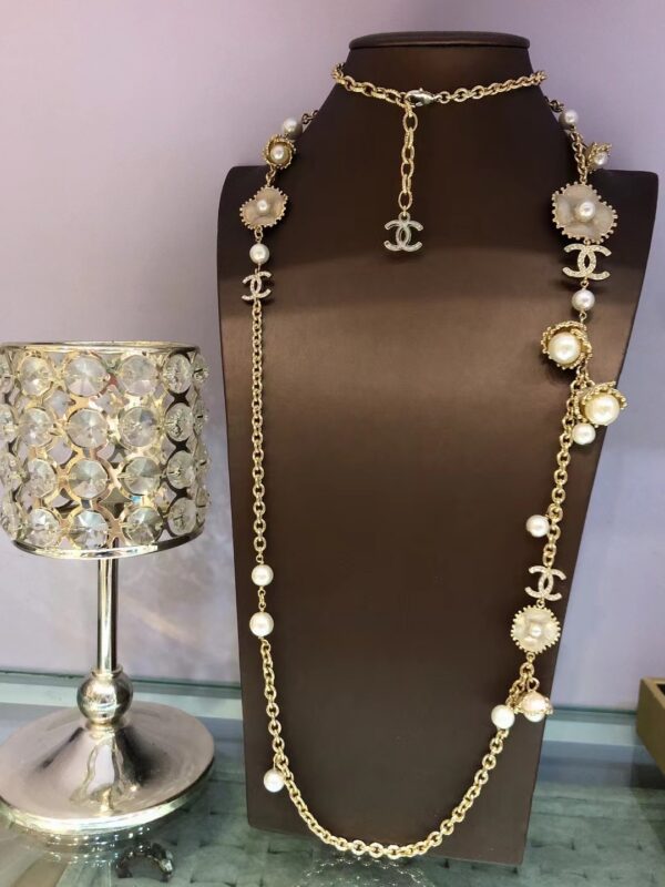 #121 Fashionable, simple and high-end necklace, retro light luxury style necklace, flower-shaped, personalized design necklace, pearl elegant necklace