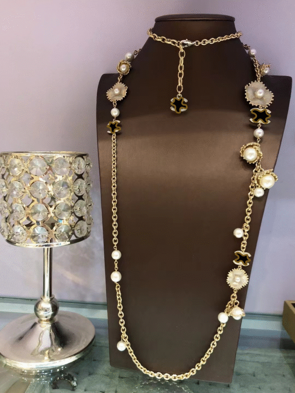 #121 Fashionable, simple and high-end necklace, retro light luxury style necklace, flower-shaped, personalized design necklace, pearl elegant necklace - Image 3