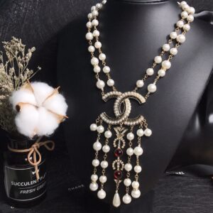#133 Fashionable, simple and high-end necklace with unique design and retro glass pearl necklace