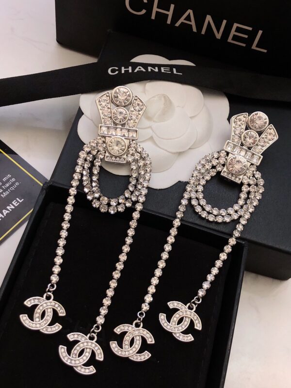 #141 Fashionable, exaggerated and high-end earrings with unique design and classic tassel earrings