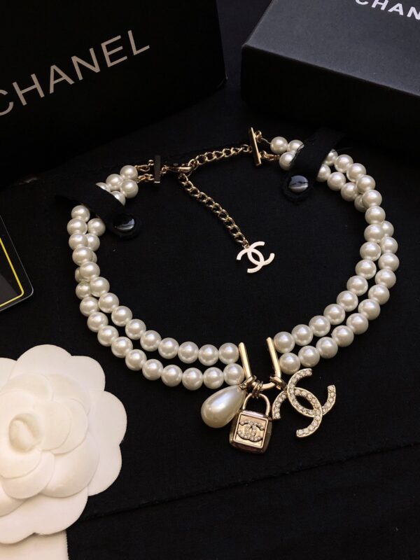 #139 Fashionable, simple and high-end pearl necklace with unique design and retro style
