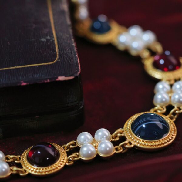 #143 Fashionable High-end Necklace with Unique design, retro court style, classic pearl and glass necklace - Image 6