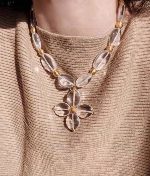 #128 Fashionable, simple and high-end necklace, personalized design, transparent glass flower retro necklace - Image 3